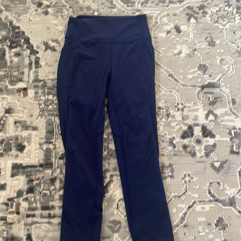 Navy blue Lululemon leggings with mesh pockets